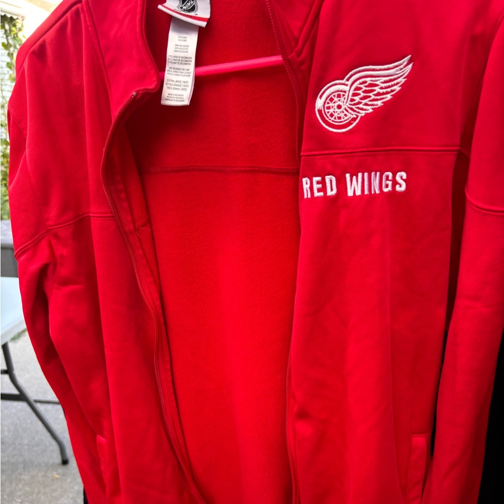 Red Wings zip up